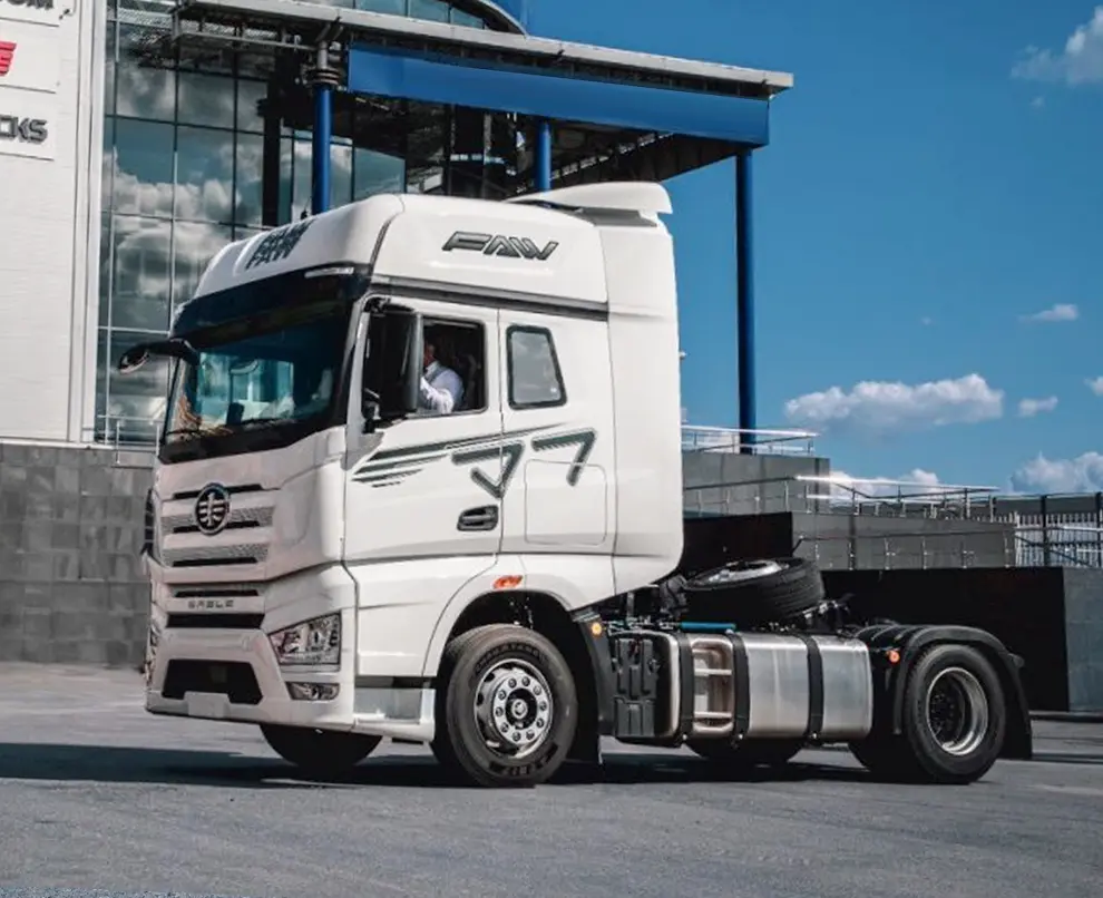 FAW J7 4X2 Tractor Truck-14