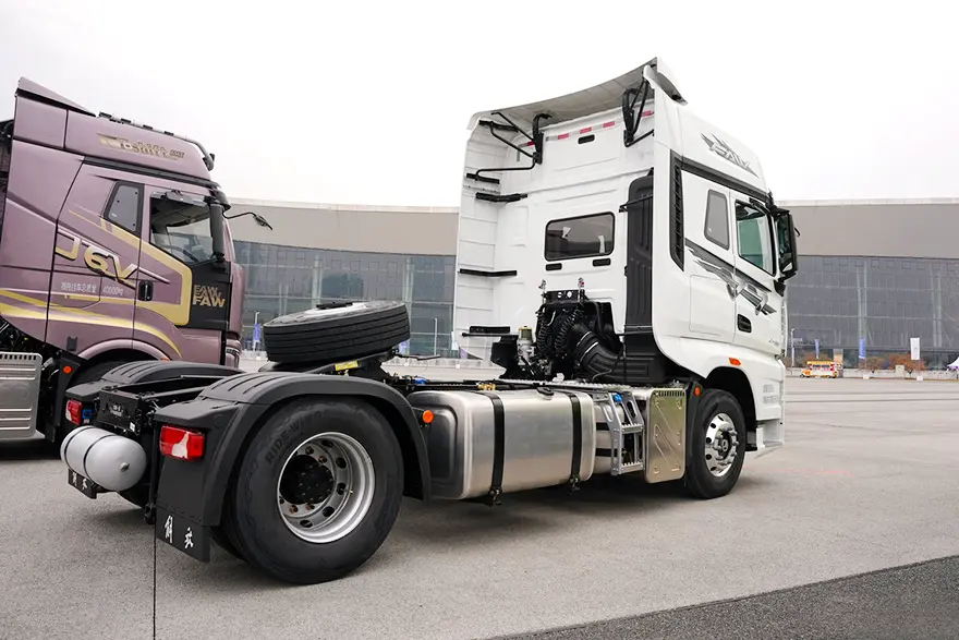FAW J7 4X2 Tractor Truck-4