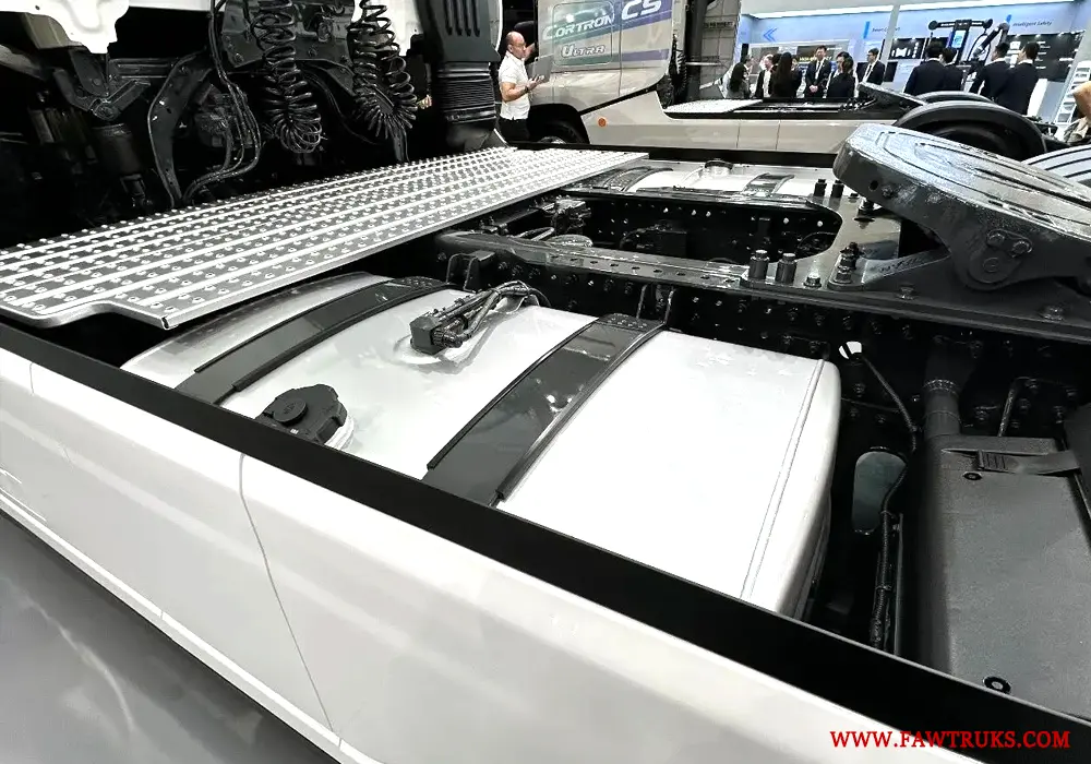 CORTRON CS600XXL interior with 2.15 m standing height