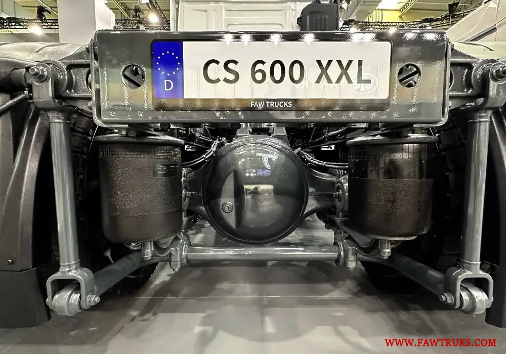 CORTRON CS600XXL interior with 2.15 m standing height