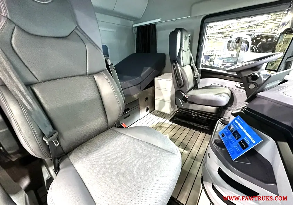 CORTRON CS600XXL interior with 2.15 m standing height