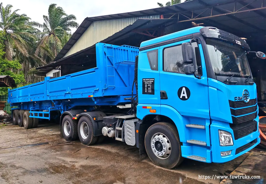 Blue FAW JH6 truck with blue dump trailer in Mexico