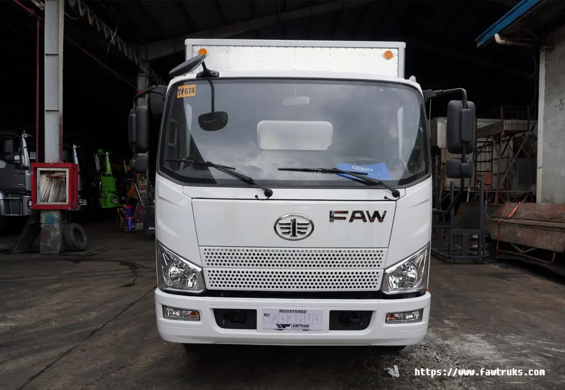 Camión FAW de caja seca blanco, vista frontal completa con parrilla y logotipo FAW en México