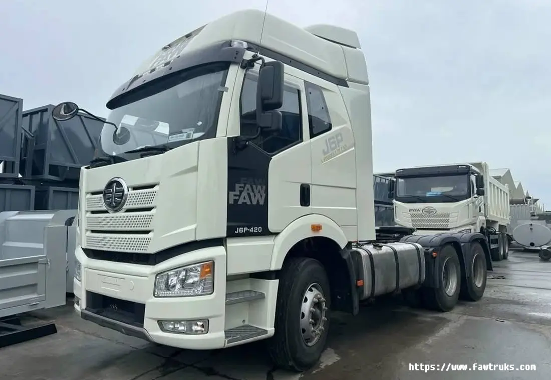 Tractocamión FAW J6P 420 blanco en 45 grados, con parrilla frontal cromada y faros de gran tamaño