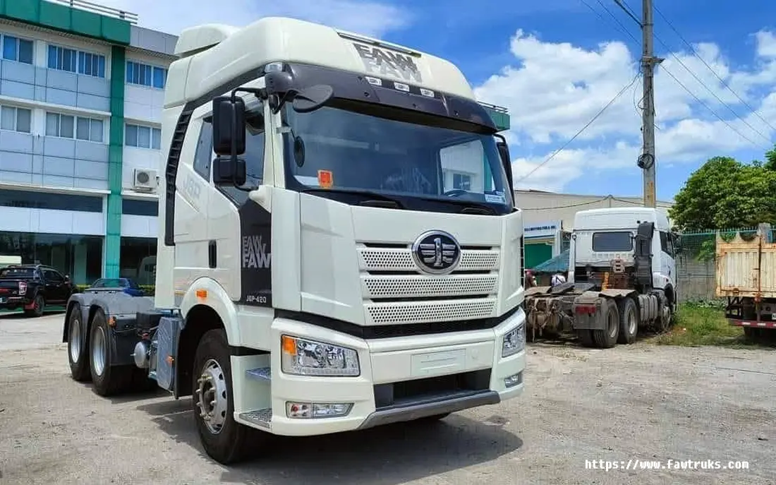 Tractocamión FAW J6P 420 blanco con deflector de techo, vista lateral delantera bajo cielo despejado