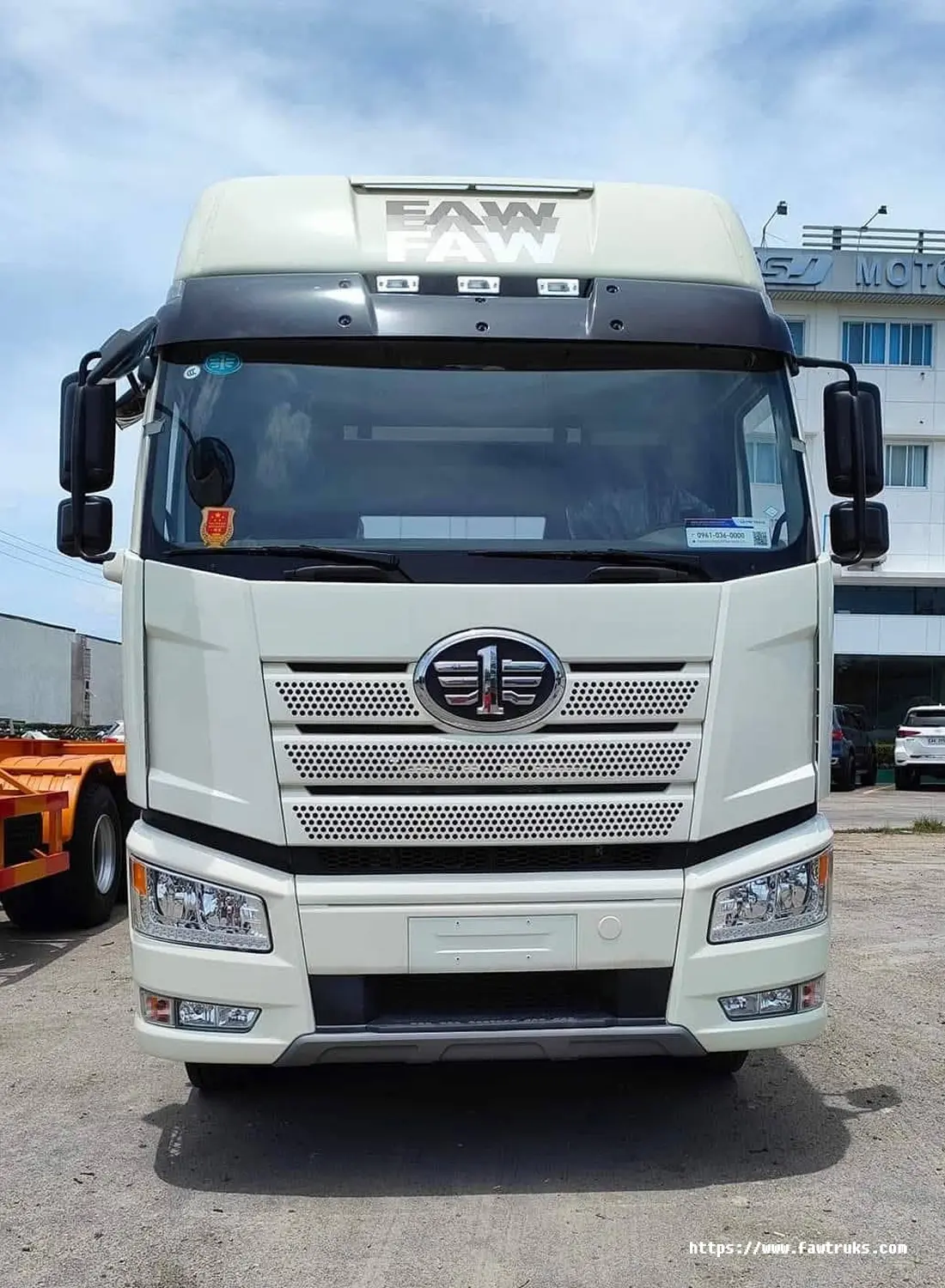 Tractocamión FAW J6P 420 blanco, vista frontal completa con parrilla cromada, logotipo FAW y faros halógenos