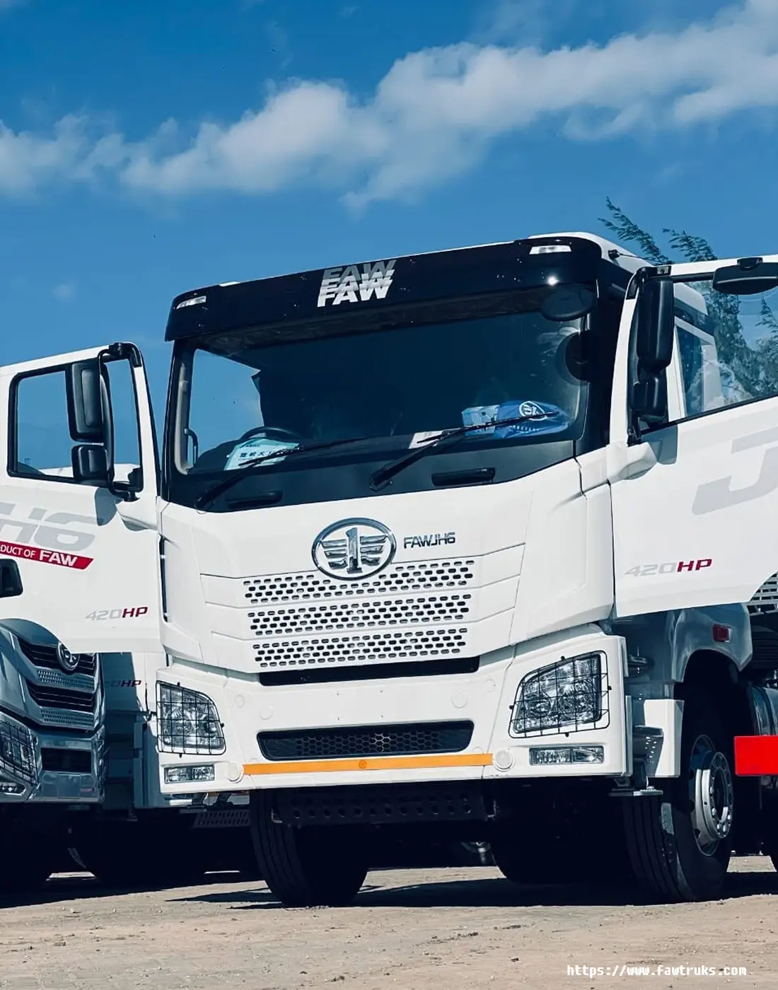 Tractocamión FAW JH6 420HP blanco, vista frontal con parrilla cromada y logotipo FAW bajo cielo despejado