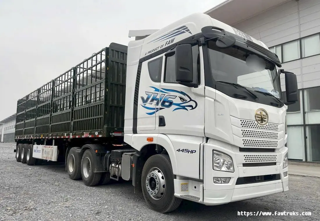Tractocamión FAW JH6 445HP blanco con tráiler de estacas, vista lateral delantera en patio industrial