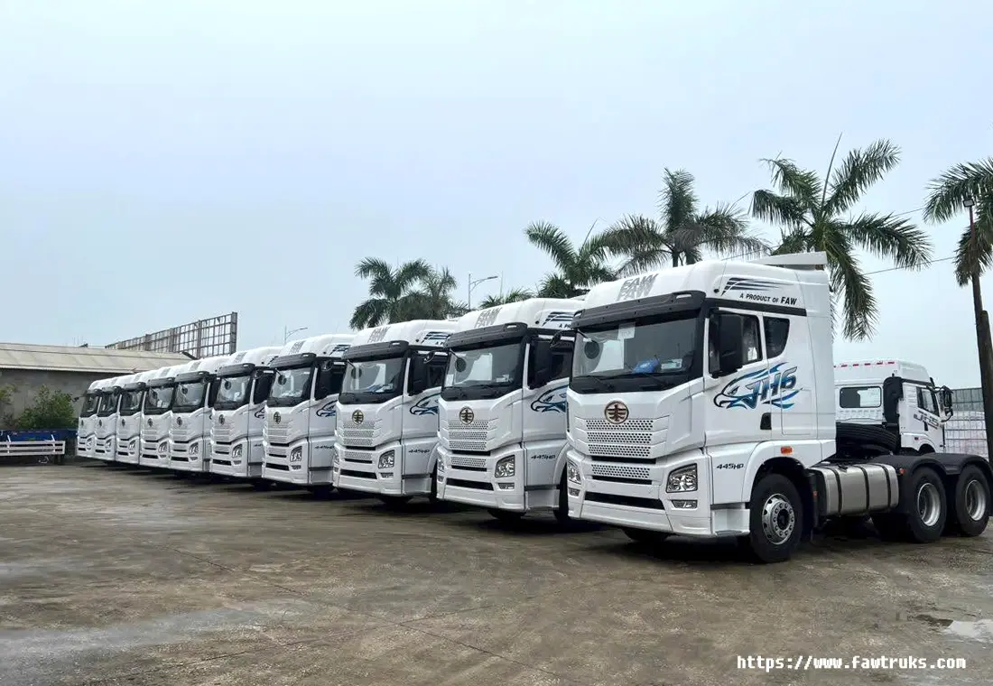 Tractocamión FAW JH6 blanco, vista lateral trasera con quinta rueda y tanque de combustible de aluminio