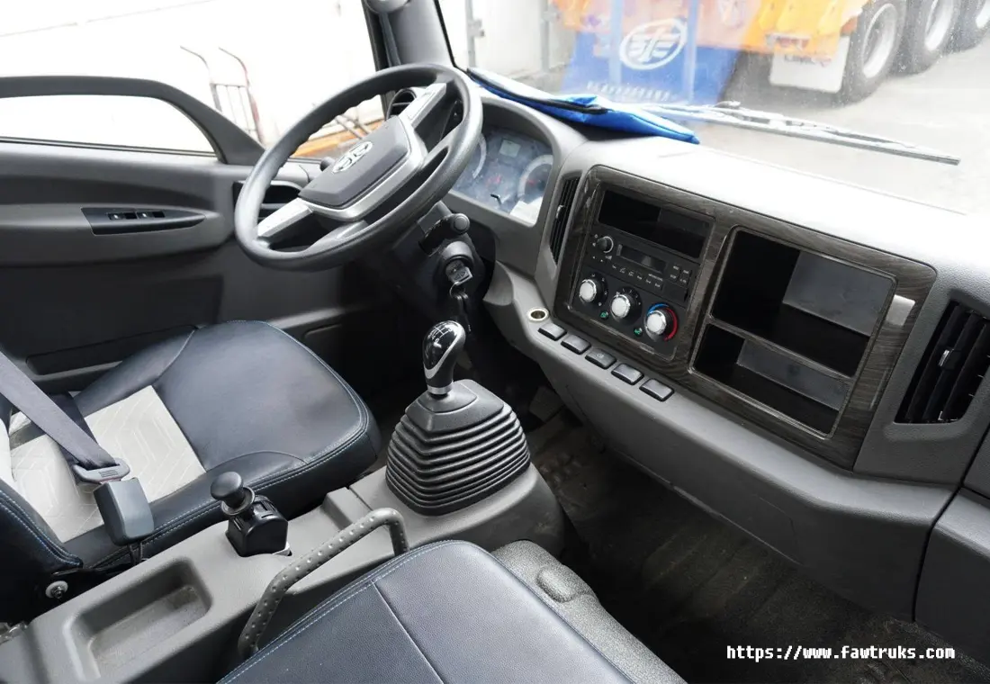 Interior de cabina FAW con volante, palanca de cambios manual y tablero de instrumentos en México